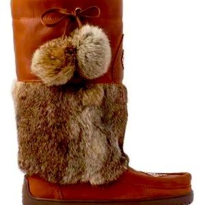 Tobacco grain leather Pom Pom tall Manitobah mukluks size 7 boots rabbit fur